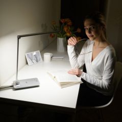 Lampa biurkowa z bezprzewodową ładowarką